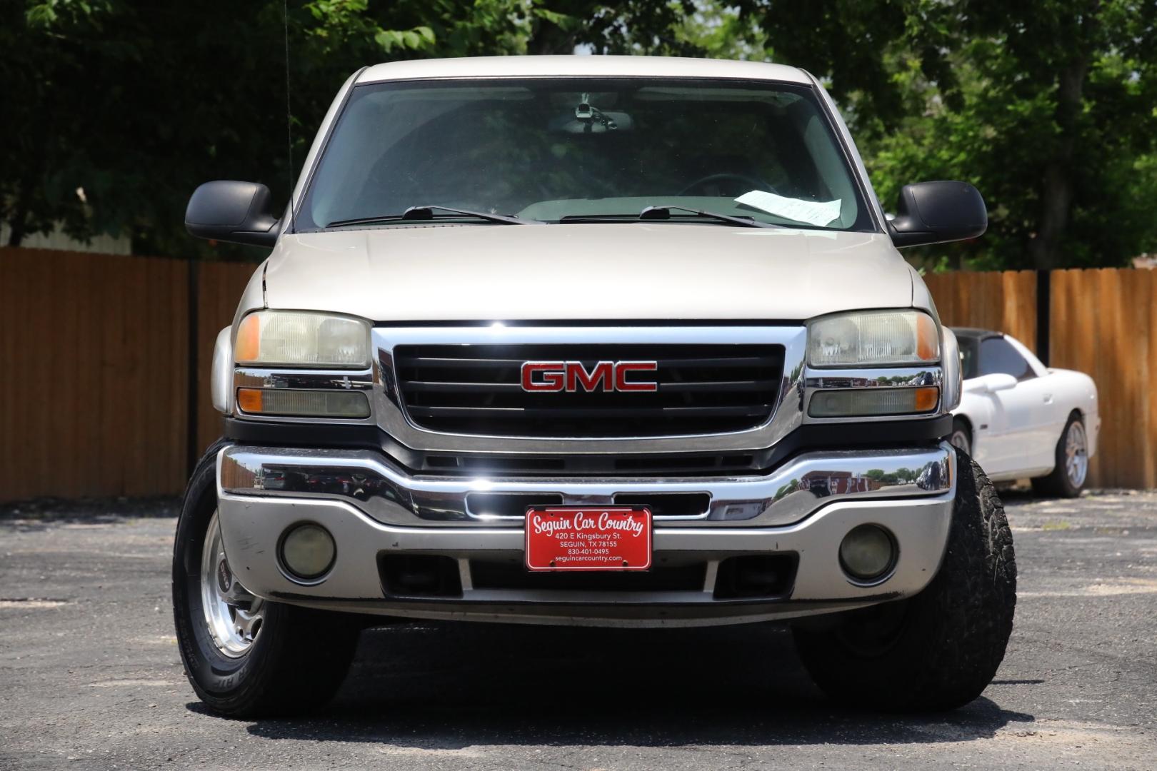 2004 SILVER GMC SIERRA 2500HD SLT Ext. Cab Short Bed 2WD (1GTHC29U64E) with an 6.0L V8 OHV 16V engine, 4-SPEED AUTOMATIC OR 5-SPEED AUTOMATIC OR 6-SP transmission, located at 420 E. Kingsbury St., Seguin, TX, 78155, (830) 401-0495, 29.581060, -97.961647 - Photo#1